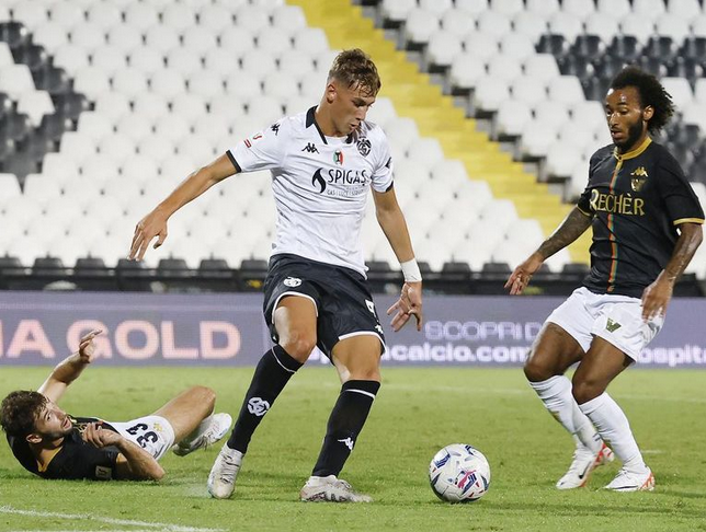 包含集结日皇家马德里调整名单以备意大利杯;回应争议环节打磨;信心回归;球探报告显示潜力的词条 包含集结日皇家马德里调整名单以备意大利杯;回应争议环节打磨;信心回归;球探报告显示潜力的词条